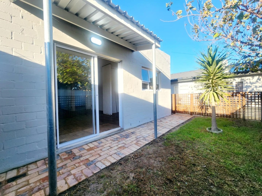 To Let 2 Bedroom Property for Rent in Bothasig Western Cape